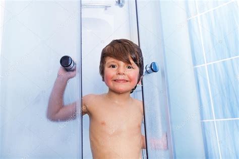 Мальчики в душе Shower Boys — Видео .
